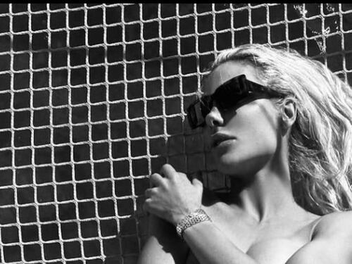Ilary Blasi stupisce i fan con un topless da urlo: la foto manda tutti in visibilio