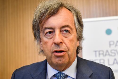 Coronavirus, Roberto Burioni all'assalto del governo Conte: aiuta il contagio