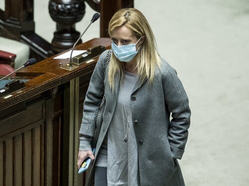 Meloni: l'Italia è in crisi e Conte dà il bonus monopattino