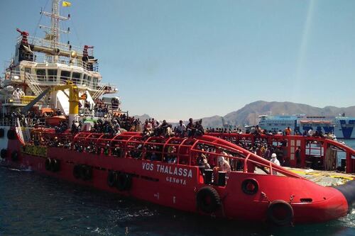 Nave italiana salva 67 migranti. Il Viminale la blocca e scoppia la rivolta