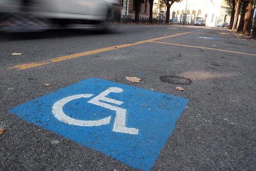 Stretta sulla sosta selvaggia. Super-multe per chi parcheggia sul posto disabili