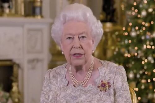 La regina Elisabetta chiede indietro i regali a Harry e Meghan. L'elenco da ridere