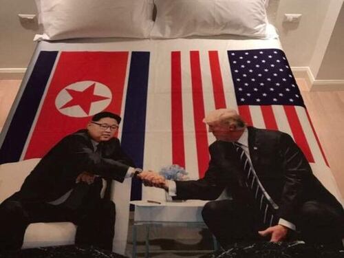 Donald Trump e Kim Jong-un diventano amici sulle lenzuola della pace
