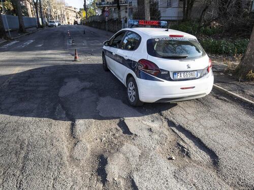 La rabbia dei taxi contro le buche di Roma: "Che vergogna con i turisti"