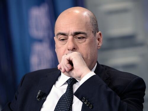 Coronavirus, le mascherine sono stracci. Il regalo di Zingaretti è servito