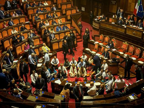 Decreto sicurezza, quasi rissa in Senato. Meloni: "Passo decisivo per la legalità"