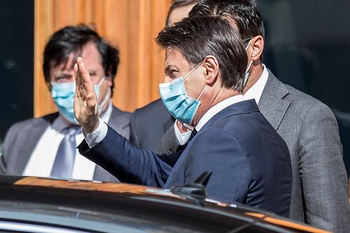 Giuseppe Conte come l'Istituto Luce. Ecco il giro fasullo al centro di Roma