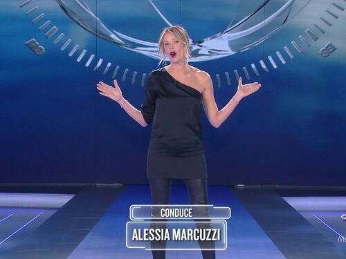 Alessia Marcuzzi mostra la pancia sospetta: per il web è incinta