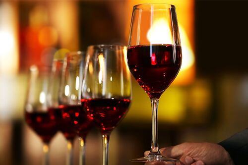 Il vino torna a riempire i calici dei ristoranti. I produttori recuperano 2,5 miliardi di euro
