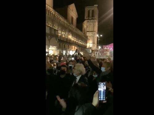 Sgarbi guida il VaffaNight. Come arringa la folla contro Conte