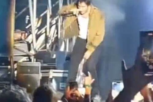 Tananai cade dal palco, paura al concerto: cosa si è fatto il cantante