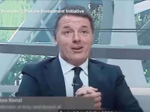Arabia Saudita, Renzi si intervista da solo e i social lo demoliscono