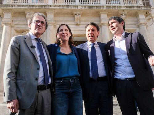 Gazarendum, la sinistra usa la Palestina per spingere il quorum. Renzi si sfila e le piazze sono due