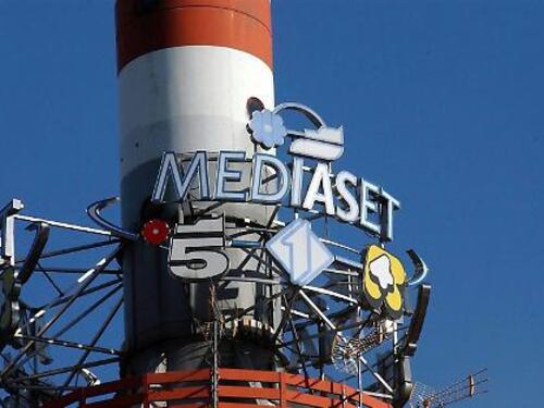 Vivendi sale al 20% di Mediaset Berlusconi attacca: "Opa ostile ci difenderemo"