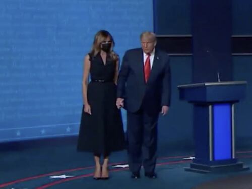 Melania strattona Trump. Il dettaglio della mano non sfugge in tv