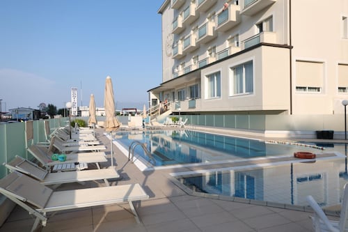 Milano Marittima, bimba muore annegata nella piscina dell'hotel