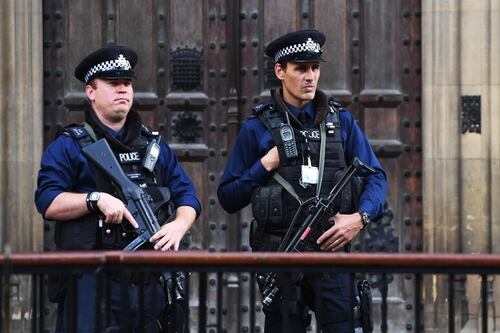 Terrorismo, Londra alza l'allerta. L'ambasciata Usa: "Evitate luoghi turistici, chiese e trasporti"