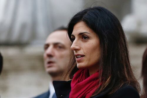 Il giovani di Forza Italia portano alla Raggi una calza piena di carbone