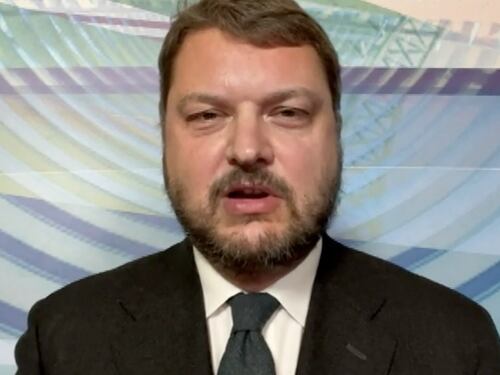 Italia Viva e Coraggio Italia si fondono, il renziano Gennaro Migliore lo scopre in tv: la scena surreale