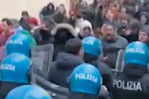 Pisa, studenti forzano il blocco. Sinistra contro la polizia