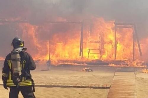Fuoco in spiaggia. Centinaia di bagnanti evacuati coi gommoni dallo stabilimento