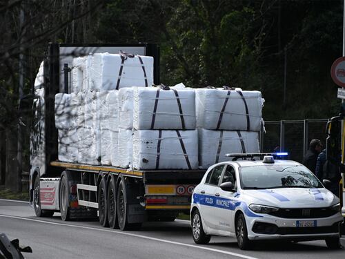 Salerno, tir di ecoballe perde il carico: travolto un ciclista