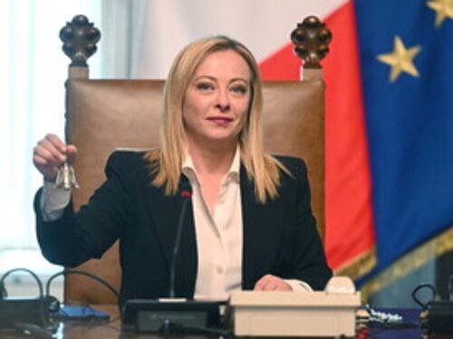 Meloni rassicura: "Con noi mai la patrimoniale". Schlein attacca e resta sola, Conte si smarca