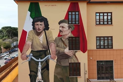 Murale "comunista" sulla scuola. FdI: "Fa propaganda". E dimentica la pagina nera della Resistenza