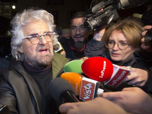 Così la Lucarelli attacca Grillo: "Tuo figlio presunto innocente, tu sicuro cretino"