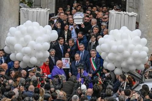 Nola, folla ai funerali di Domenico. Meloni abbraccia la madre del bimbo