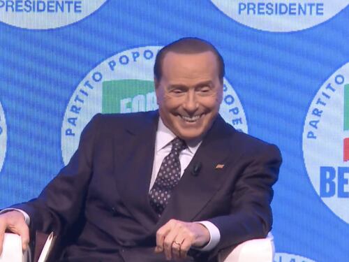 Berlusconi, l'imitazione di Letta fa crollare il teatro: "La prima cosa che ha detto..."