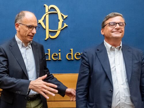 Sondaggi, centrodestra a valanga. Simulazione choc: l'unica speranza di Letta è tifare Calenda-Renzi