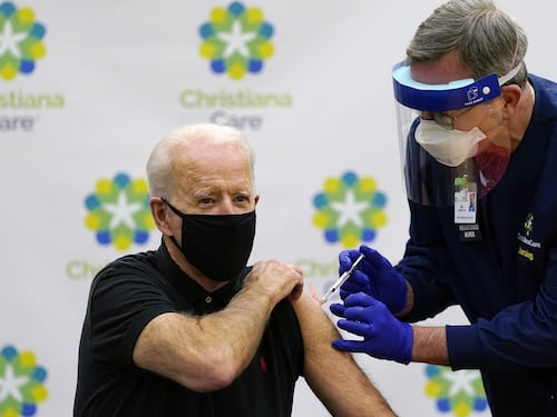 Cento dollari a chi si vaccina, la mossa di Joe Biden contro la variante Delta