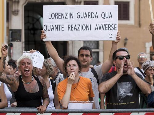 Passa il decreto, deputati pro vaccini accerchiati e insultati a Montecitorio