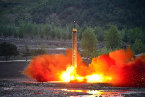 Nord Corea, pronto il missile che arriva fino agli Usa. E Trump fa le prove di bombardamento