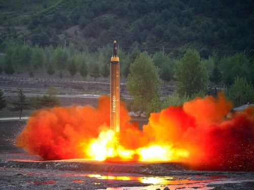 Nord Corea, pronto il missile che arriva fino agli Usa. E Trump fa le prove di bombardamento