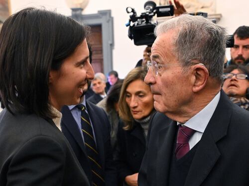 Prodi, silenzio di Schlein sul gesto contro la giornalista: presi per i capElly