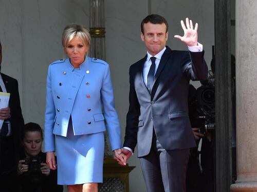 Macron e Brigitte, la première dame all'Eliseo in tailleur (prestato)