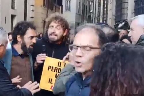Insulti e tensione, i 5Stelle cacciano Filippo Roma delle Iene dalla piazza