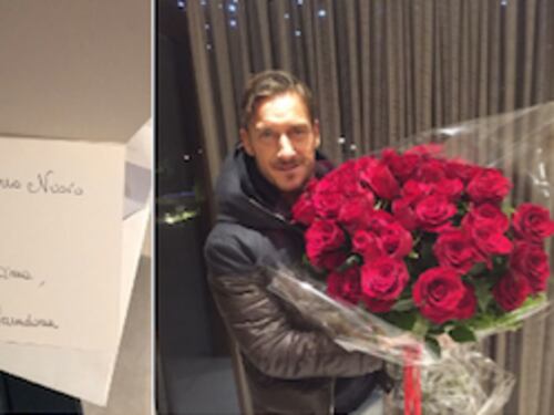 Rose rosse per Totti L'omaggio di Maradona al capitano della Roma