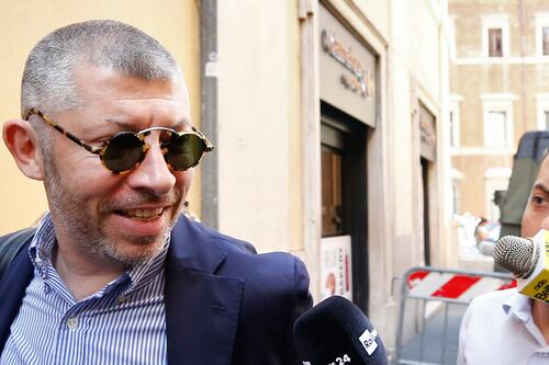 Deputato Pd va a trovare Elder e Natale. Massacrato sui social