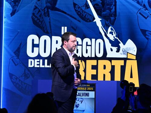Salvini segretario della Lega fino al 2029: l'acclamazione e il bagno di folla