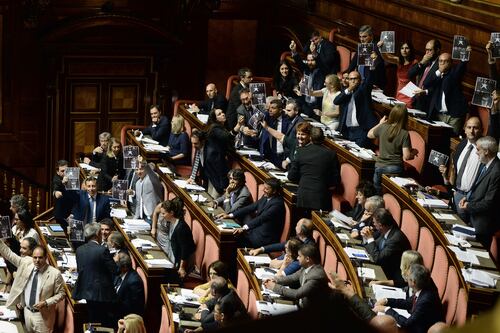 Milleproroghe, passa la fiducia