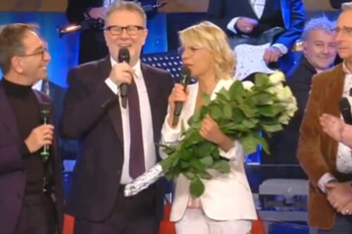 Dedicato a Maurizio Costanzo, il gesto finale di De Filippi: a chi regala i fiori