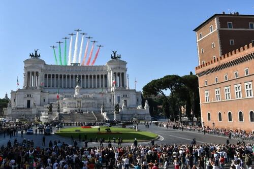 Mattarella rende omaggio al milite ignoto. Il governo Conte debutta all'Altare della Patria
