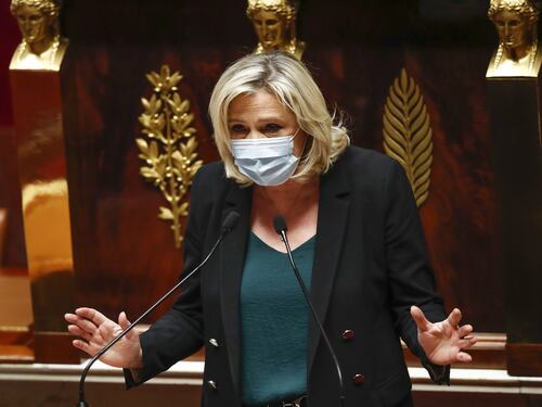 Francia, Marine Le Pen cala l'asso ed è pronta a dare il benservito ad Emmanuel Macron alle elezioni