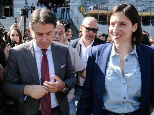 Schlein, la doppia faccia: fa votare il Pd per le armi, poi scende in piazza con Conte