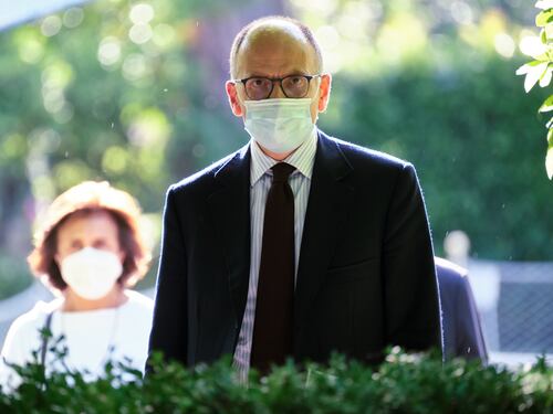Enrico Letta ' comunista' farà perdere il Partito Democratico: strategia fallimentare come quella di Bersani