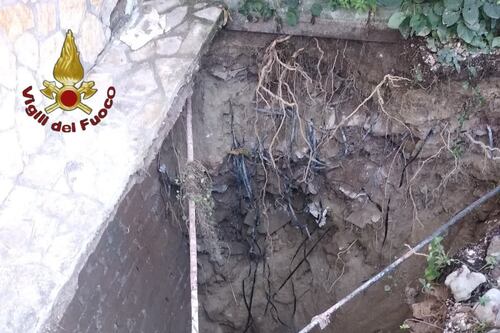 Si apre una voragine in giardino. Sgomberato il palazzo a Casal Lumbroso