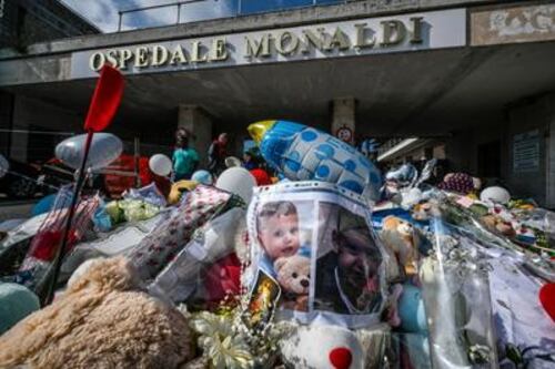 Napoli, autopsia di Domenico: "Nessuna lesione dovuta all'espianto". Domani i funerali